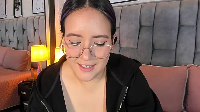 Snapshot of sweet--emily chatting on 03.23.25 sweet--emily online show from 03.23.25