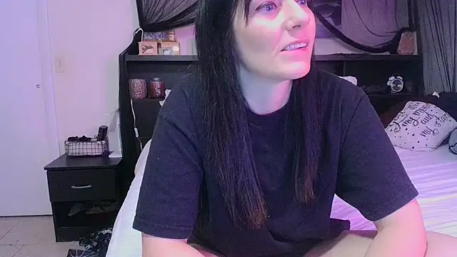 Snapshot of CrystalLakeXO chatting on 04.20.26 CrystalLakeXO online show from 04.20.26