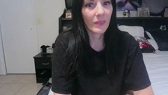 Snapshot of CrystalLakeXO chatting on 04.23.26 CrystalLakeXO online show from 04.23.26
