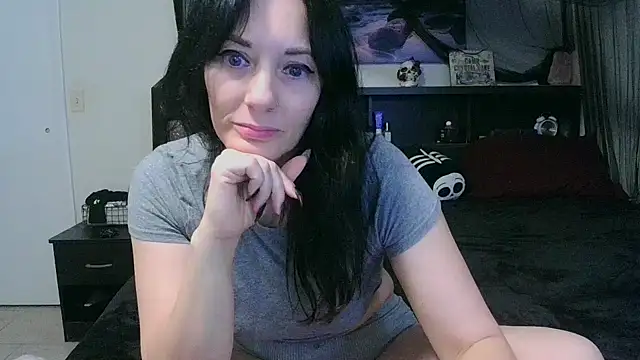 Snapshot of CrystalLakeXO chatting on 04.26.26 CrystalLakeXO online show from 04.26.26