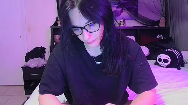 Snapshot of CrystalLakeXO chatting on 05.05.26 CrystalLakeXO online show from 05.05.26