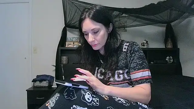 Snapshot of CrystalLakeXO chatting on 05.28.26 CrystalLakeXO online show from 05.28.26