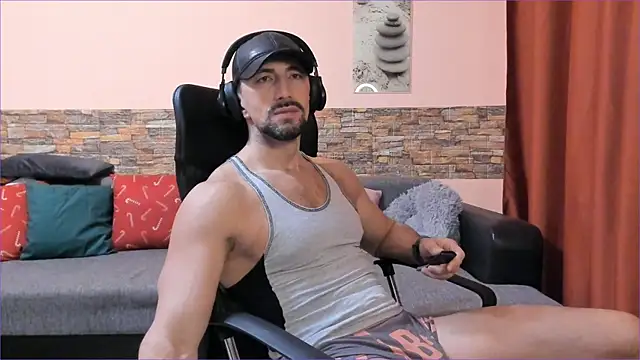 Snapshot of HotHunkTrainer chatting on 01.14.25 HotHunkTrainer online show from 01.14.25