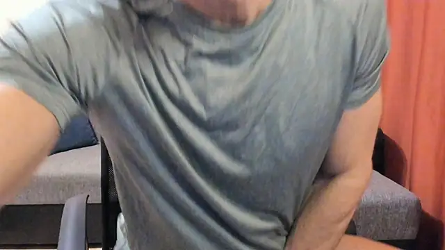 Snapshot of HotHunkTrainer chatting on 12.01.25 HotHunkTrainer online show from 12.01.25