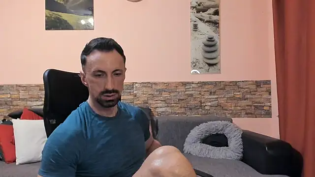 Snapshot of HotHunkTrainer chatting on 06.18.26 HotHunkTrainer online show from 06.18.26