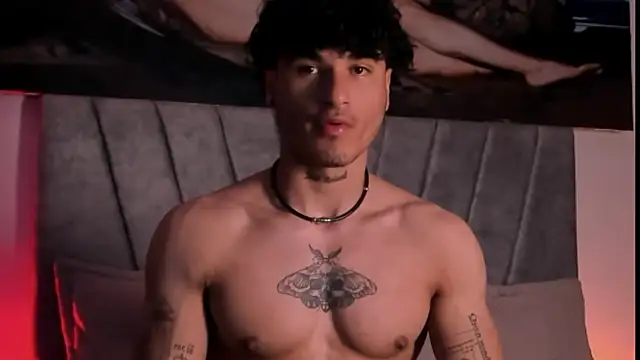 Snapshot of Thomas_Fit1 chatting on 12.21.25 Thomas Fit1 online show from 12.21.25