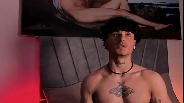 Snapshot of Thomas_Fit1 chatting on 12.23.25 Thomas Fit1 online show from 12.23.25