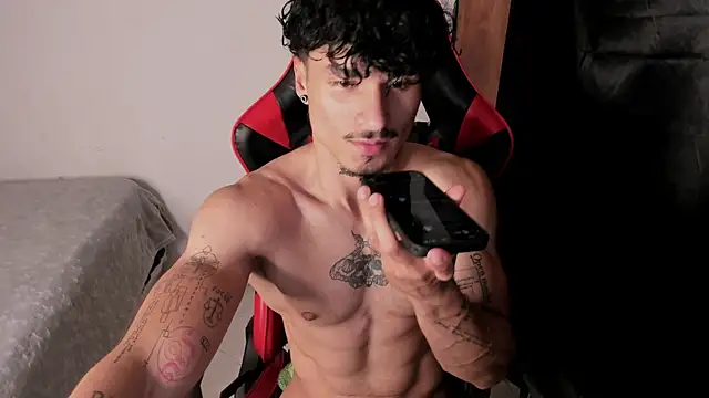Snapshot of Thomas_Fit1 chatting on 05.19.26 Thomas Fit1 online show from 05.19.26