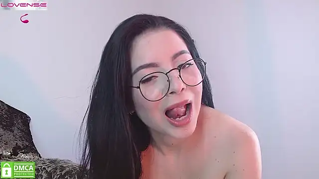 Snapshot of LauryMoons chatting on 04.06.26 LauryMoons online show from 04.06.26