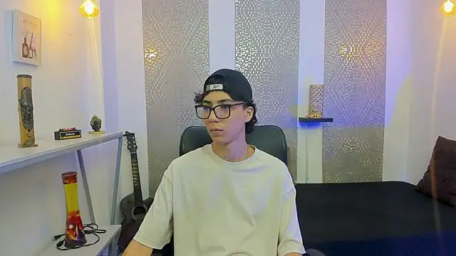 Snapshot of Nikolay_Gregori chatting on 10.22.25 Nikolay Gregori online show from 10.22.25