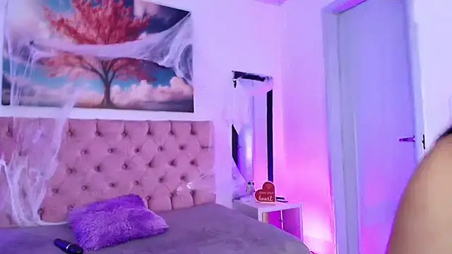 Julianaa Castro  online show from 10.21.25