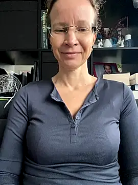 Snapshot of AnnikaRose chatting on 10.24.25 AnnikaRose online show from 10.24.25