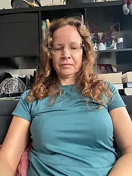 Snapshot of AnnikaRose chatting on 10.28.25 AnnikaRose online show from 10.28.25