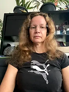 Snapshot of AnnikaRose chatting on 11.04.25 AnnikaRose online show from 11.04.25