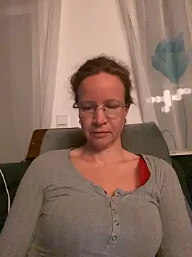 Snapshot of AnnikaRose chatting on 11.21.25 AnnikaRose online show from 11.21.25