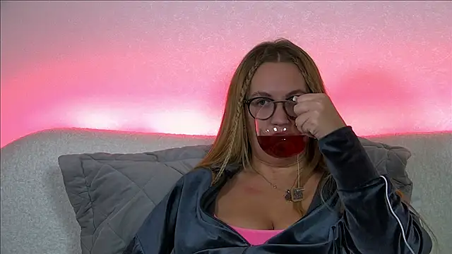 Snapshot of MariaNeumann chatting on 01.22.25 MariaNeumann online show from 01.22.25