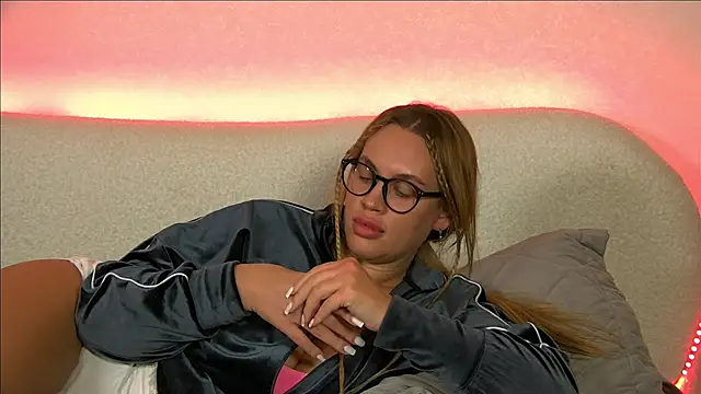 Snapshot of MariaNeumann chatting on 01.22.25 MariaNeumann online show from 01.22.25