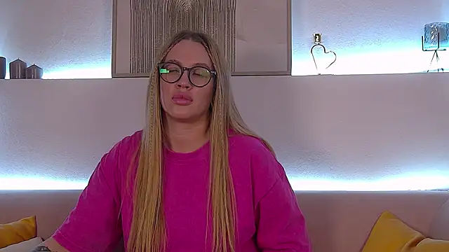 Snapshot of MariaNeumann chatting on 01.28.25 MariaNeumann online show from 01.28.25