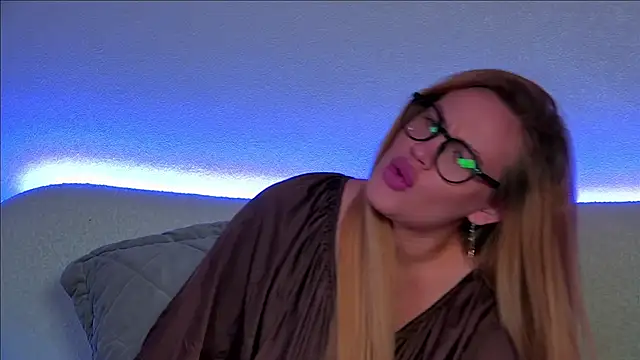 Snapshot of MariaNeumann chatting on 02.05.25 MariaNeumann online show from 02.05.25