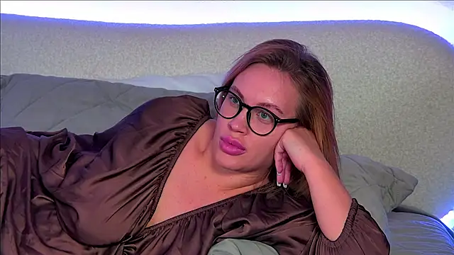 Snapshot of MariaNeumann chatting on 02.05.25 MariaNeumann online show from 02.05.25