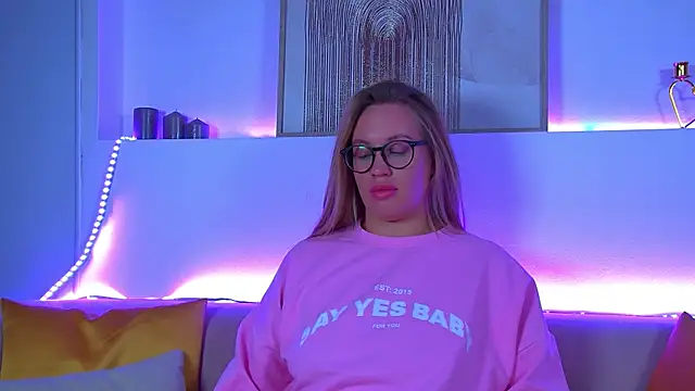 Snapshot of MariaNeumann chatting on 02.09.25 MariaNeumann online show from 02.09.25