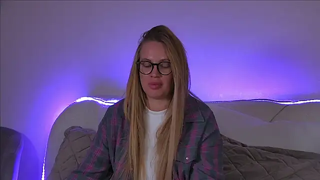 Snapshot of MariaNeumann chatting on 02.13.25 MariaNeumann online show from 02.13.25