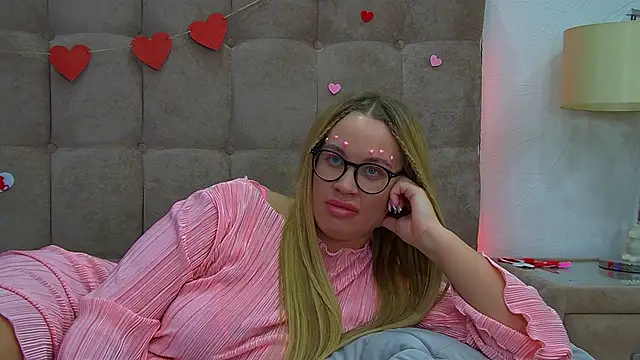 Snapshot of MariaNeumann chatting on 02.14.25 MariaNeumann online show from 02.14.25