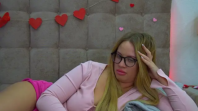 Snapshot of MariaNeumann chatting on 02.15.25 MariaNeumann online show from 02.15.25