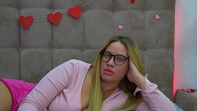 Snapshot of MariaNeumann chatting on 02.16.25 MariaNeumann online show from 02.16.25