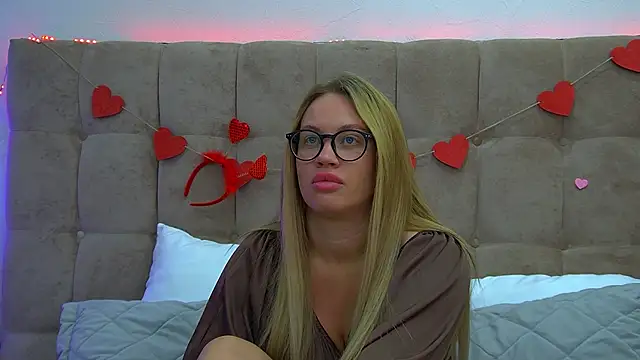 Snapshot of MariaNeumann chatting on 02.18.25 MariaNeumann online show from 02.18.25