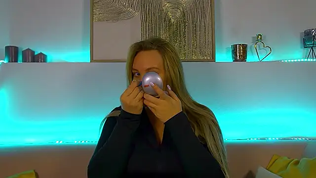 Snapshot of MariaNeumann chatting on 02.19.25 MariaNeumann online show from 02.19.25