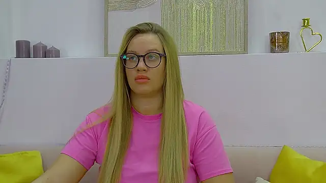 Snapshot of MariaNeumann chatting on 02.25.25 MariaNeumann online show from 02.25.25