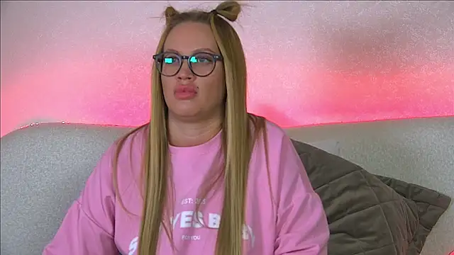 Snapshot of MariaNeumann chatting on 02.26.25 MariaNeumann online show from 02.26.25