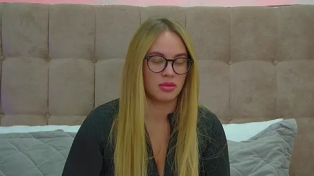 Snapshot of MariaNeumann chatting on 02.28.25 MariaNeumann online show from 02.28.25