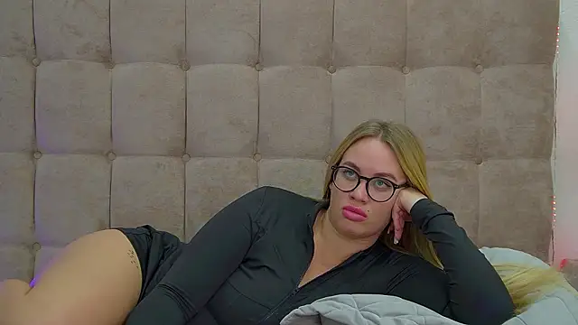 Snapshot of MariaNeumann chatting on 03.01.25 MariaNeumann online show from 03.01.25