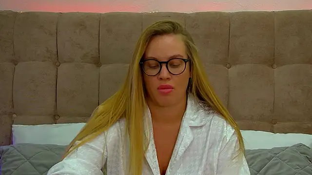 Snapshot of MariaNeumann chatting on 03.06.25 MariaNeumann online show from 03.06.25