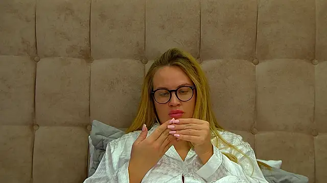 Snapshot of MariaNeumann chatting on 03.06.25 MariaNeumann online show from 03.06.25