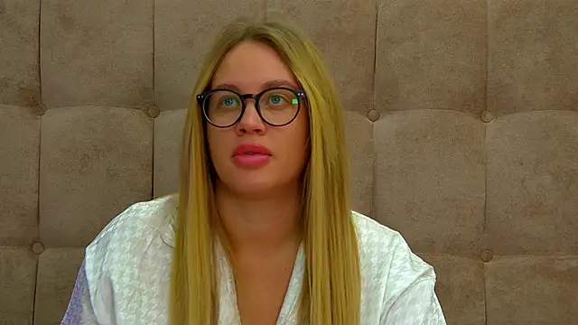 Snapshot of MariaNeumann chatting on 03.06.25 MariaNeumann online show from 03.06.25