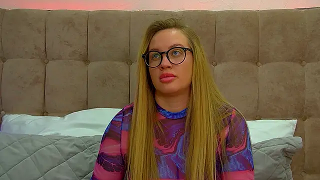 Snapshot of MariaNeumann chatting on 03.07.25 MariaNeumann online show from 03.07.25