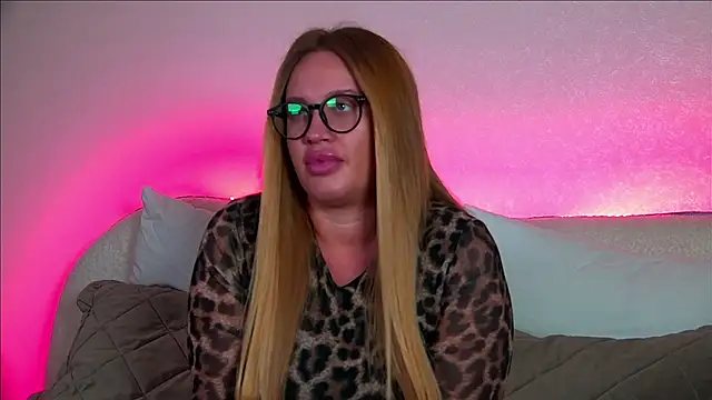 Snapshot of MariaNeumann chatting on 03.19.25 MariaNeumann online show from 03.19.25