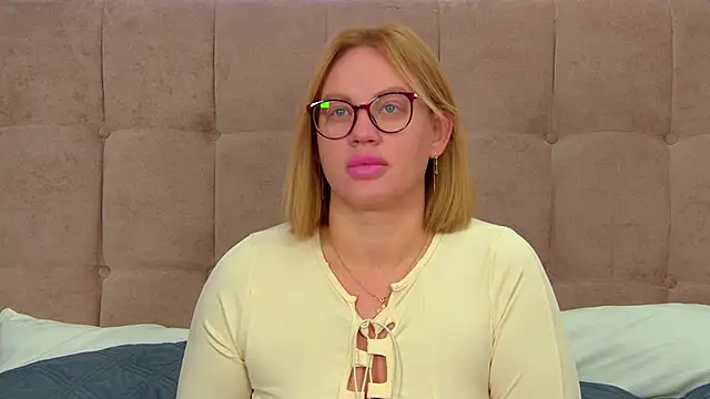 Snapshot of MariaNeumann chatting on 09.18.25 MariaNeumann online show from 09.18.25