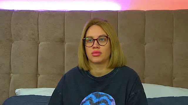 Snapshot of MariaNeumann chatting on 09.19.25 MariaNeumann online show from 09.19.25