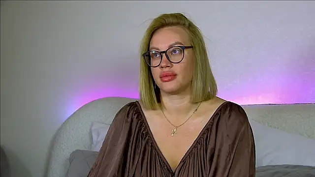 Snapshot of MariaNeumann chatting on 10.02.25 MariaNeumann online show from 10.02.25