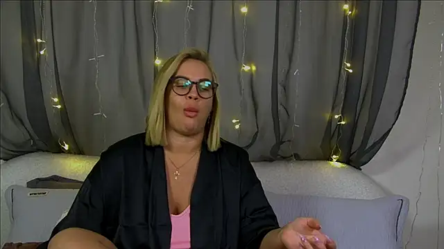 Snapshot of MariaNeumann chatting on 11.09.25 MariaNeumann online show from 11.09.25