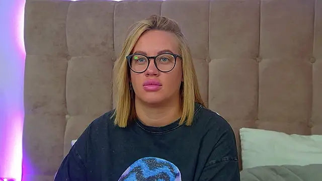 Snapshot of MariaNeumann chatting on 11.19.25 MariaNeumann online show from 11.19.25