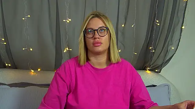 Snapshot of MariaNeumann chatting on 11.23.25 MariaNeumann online show from 11.23.25