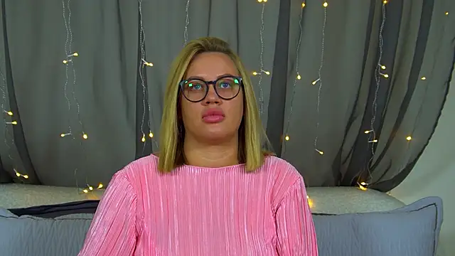 Snapshot of MariaNeumann chatting on 11.30.25 MariaNeumann online show from 11.30.25