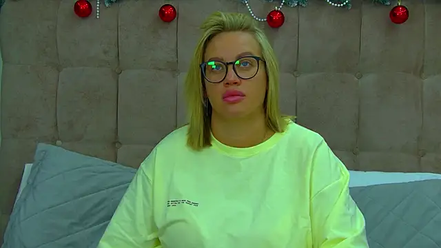 Snapshot of MariaNeumann chatting on 12.18.25 MariaNeumann online show from 12.18.25