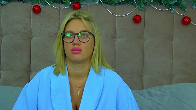 Snapshot of MariaNeumann chatting on 12.19.25 MariaNeumann online show from 12.19.25