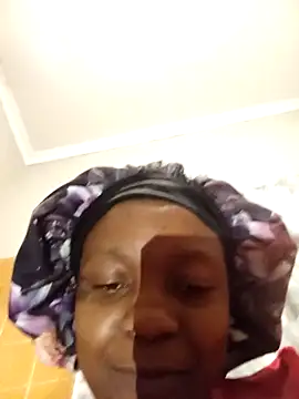 Snapshot of mloghyfsa chatting on 12.17.25 mloghyfsa online show from 12.17.25